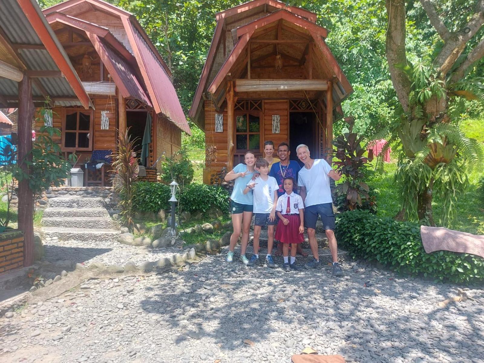 Lucky Bamboo'Bungalows-Resto And Orangutan Jungle Trekking Tours ブキットラワン エクステリア 写真
