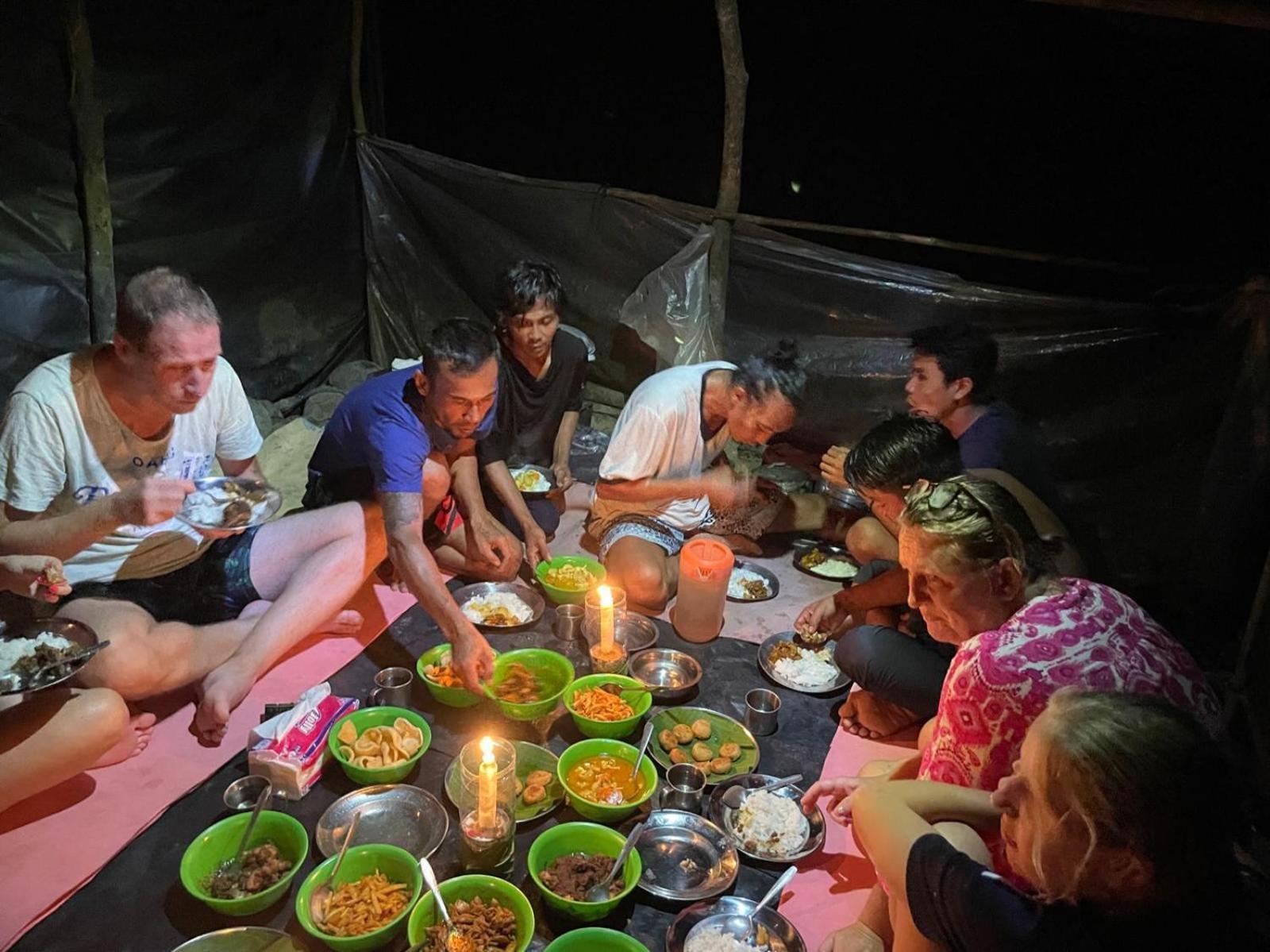 Lucky Bamboo'Bungalows-Resto And Orangutan Jungle Trekking Tours ブキットラワン エクステリア 写真